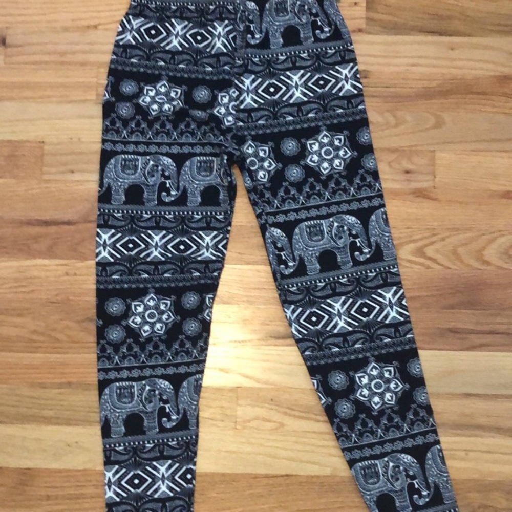 Black and white elephant print leggings